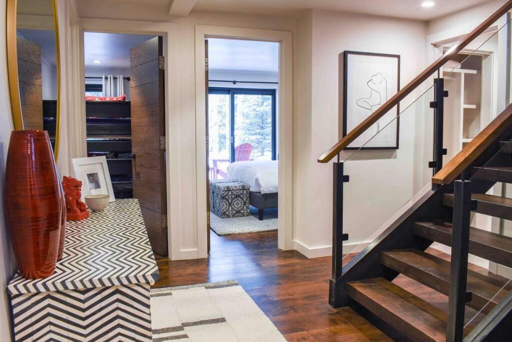 | Wapo Contemporary 4BD with Hot tub