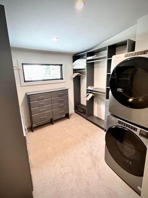 | Wapo Contemporary 4BD with Hot tub