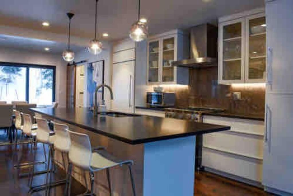 | Wapo Contemporary 4BD with Hot tub