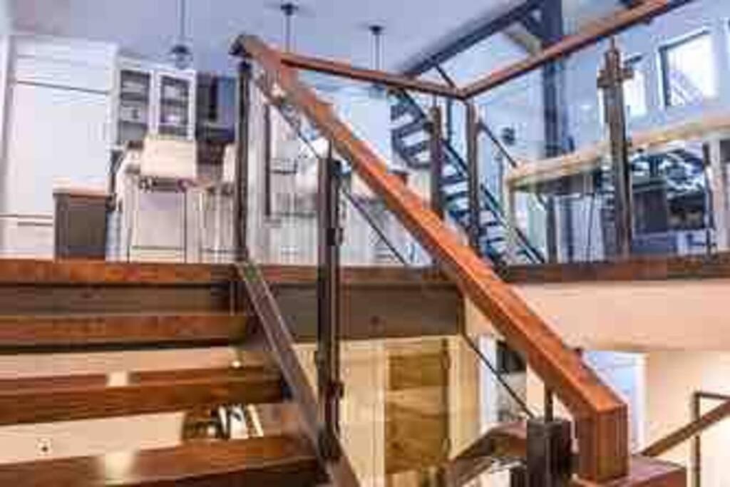 | Wapo Contemporary 4BD with Hot tub