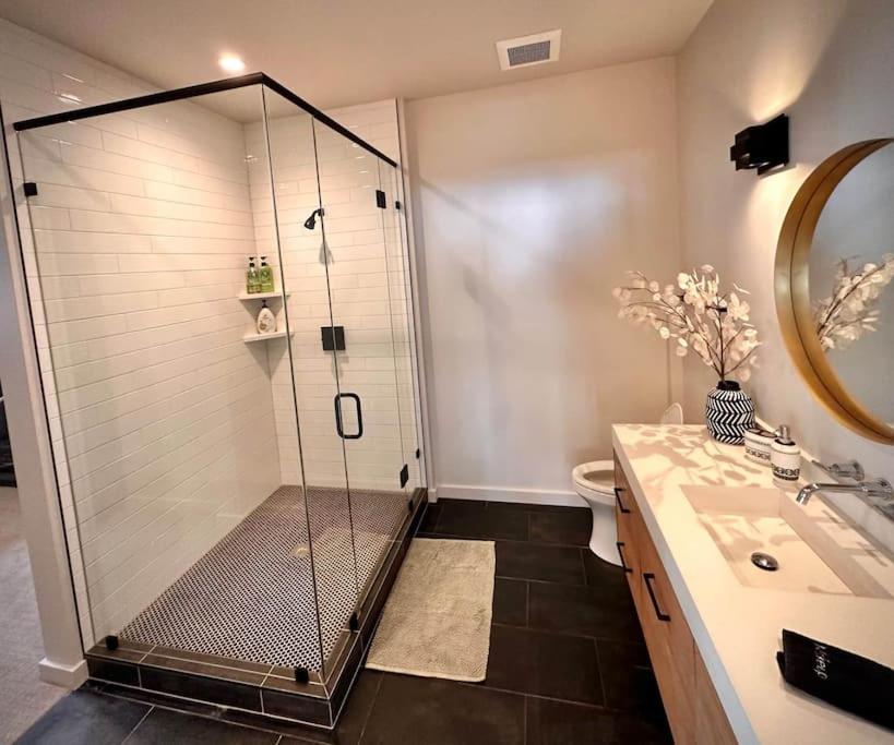 | Wapo Contemporary 4BD with Hot tub