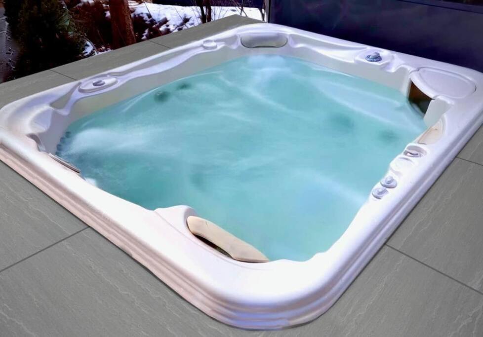 | Wapo Contemporary 4BD with Hot tub