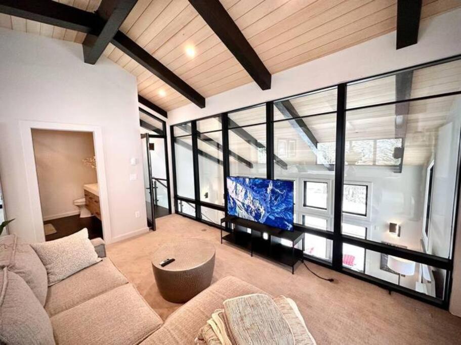 | Wapo Contemporary 4BD with Hot tub