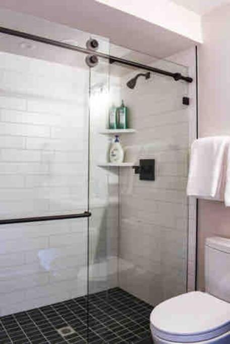 | Wapo Contemporary 4BD with Hot tub