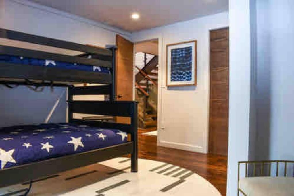 | Wapo Contemporary 4BD with Hot tub