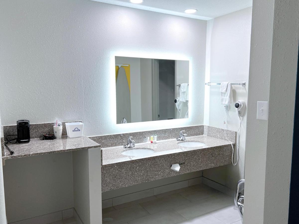 | Days Inn & Suites by Wyndham Santa Rosa