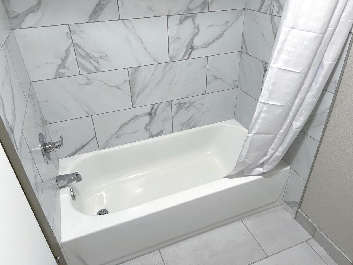 | Days Inn & Suites by Wyndham Santa Rosa
