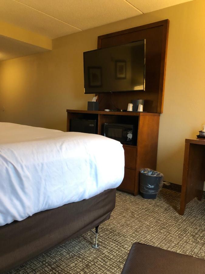 King Room with Roll-In Shower - Mobility Access/Non-Smoking at Wingate by Wyndham Grove City