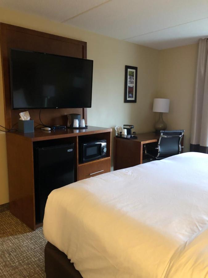 King Room with Roll-In Shower - Mobility Access/Non-Smoking at Wingate by Wyndham Grove City