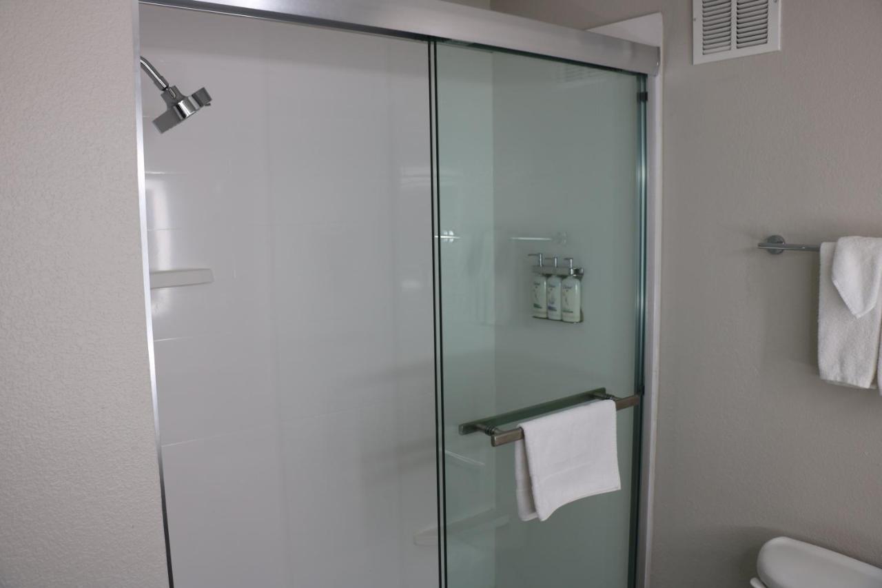 King Suite at Holiday Inn Express & Suites Marquette, an IHG Hotel