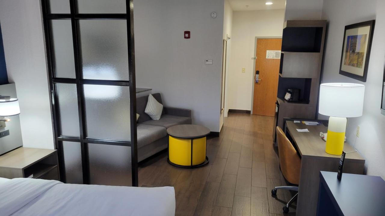 Executive Queen Suite - Non-Smoking at Comfort Suites Macon Northwest