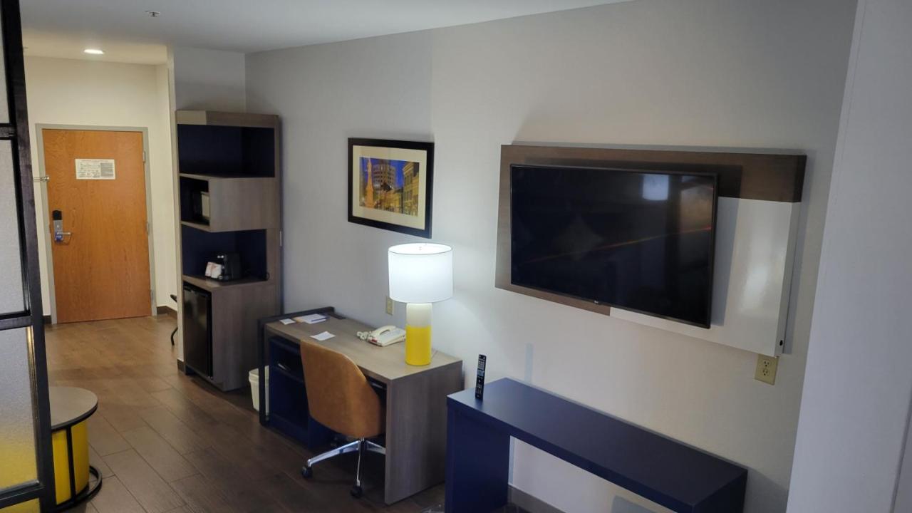 Executive Queen Suite - Non-Smoking at Comfort Suites Macon Northwest