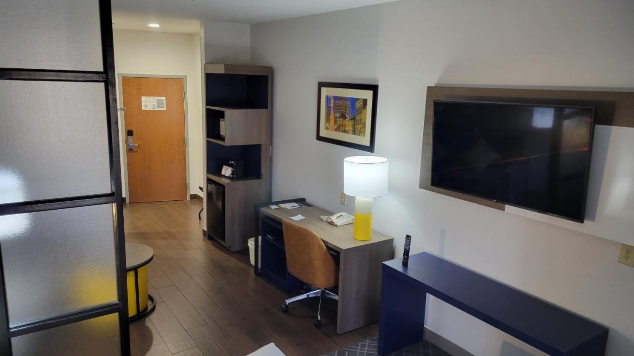 Executive Queen Suite - Non-Smoking at Comfort Suites Macon Northwest