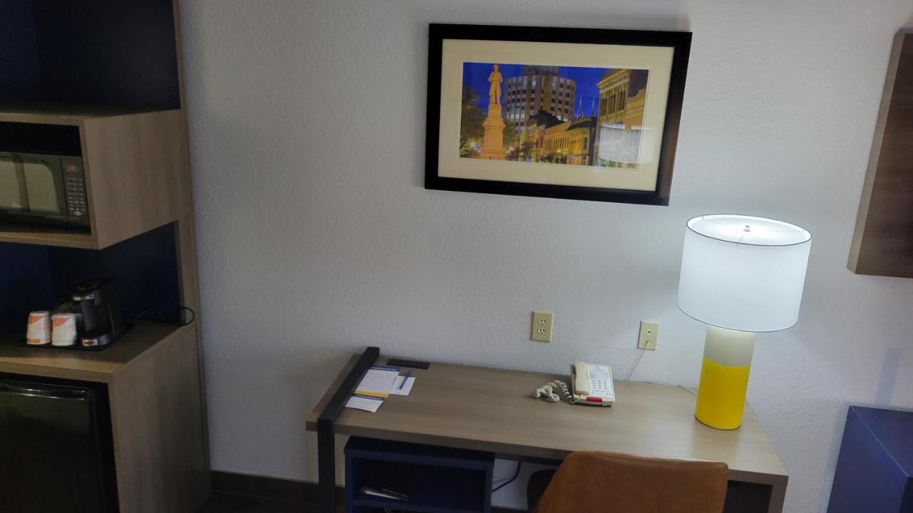 Executive Queen Suite - Non-Smoking at Comfort Suites Macon Northwest