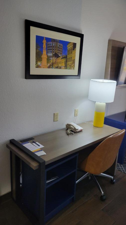 Executive Queen Suite - Non-Smoking at Comfort Suites Macon Northwest