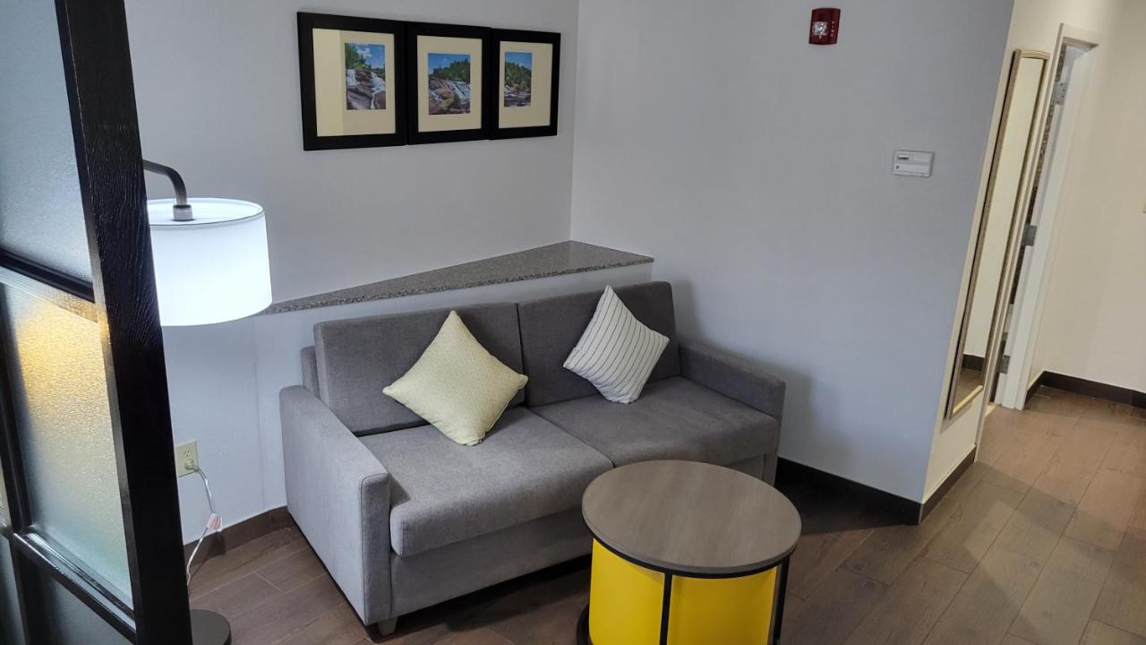 Executive Queen Suite - Non-Smoking at Comfort Suites Macon Northwest