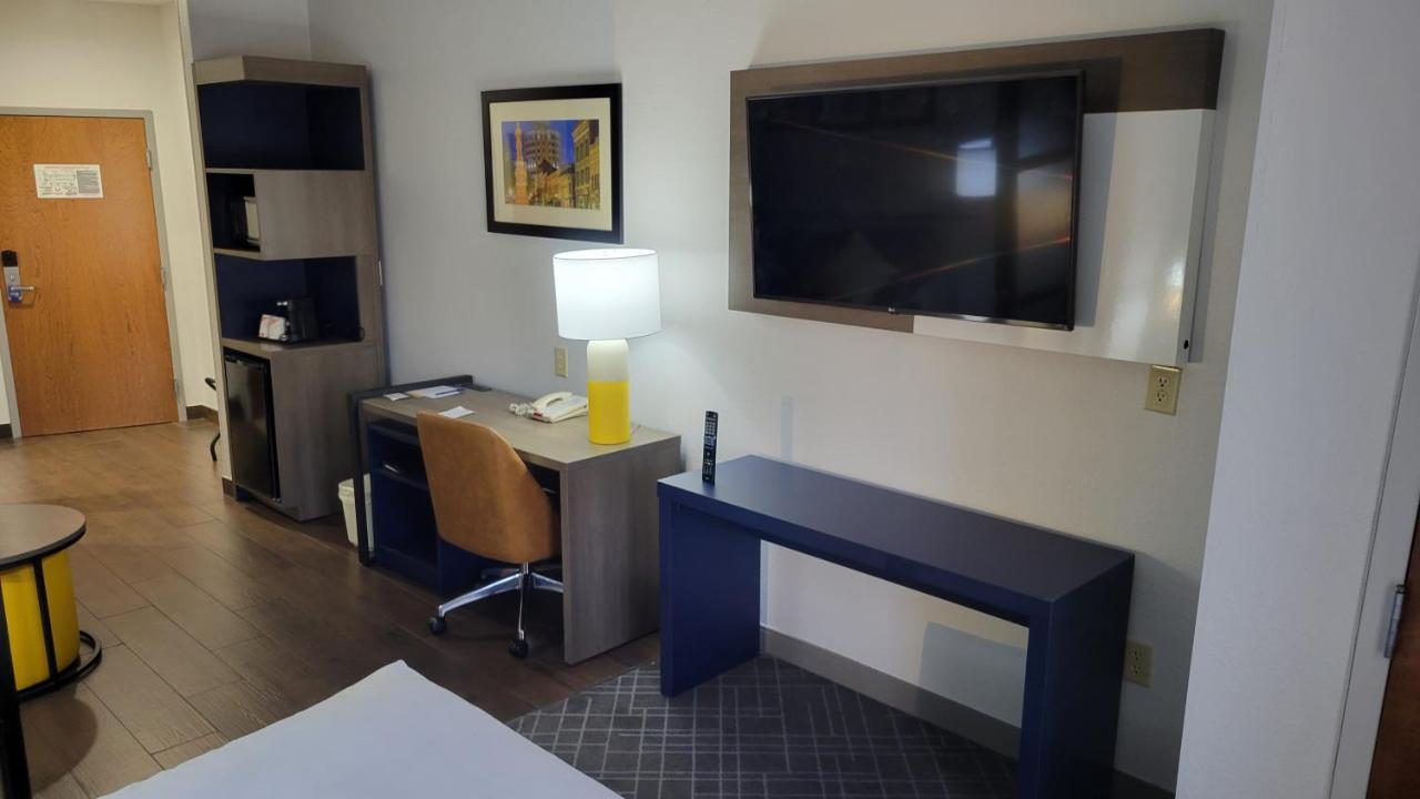 Executive Queen Suite - Non-Smoking at Comfort Suites Macon Northwest