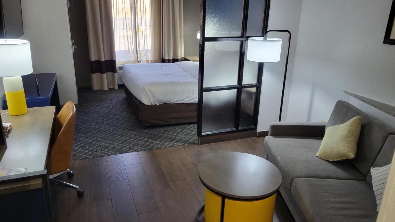 King Suite - Accessible/Non-Smoking at Comfort Suites Macon Northwest
