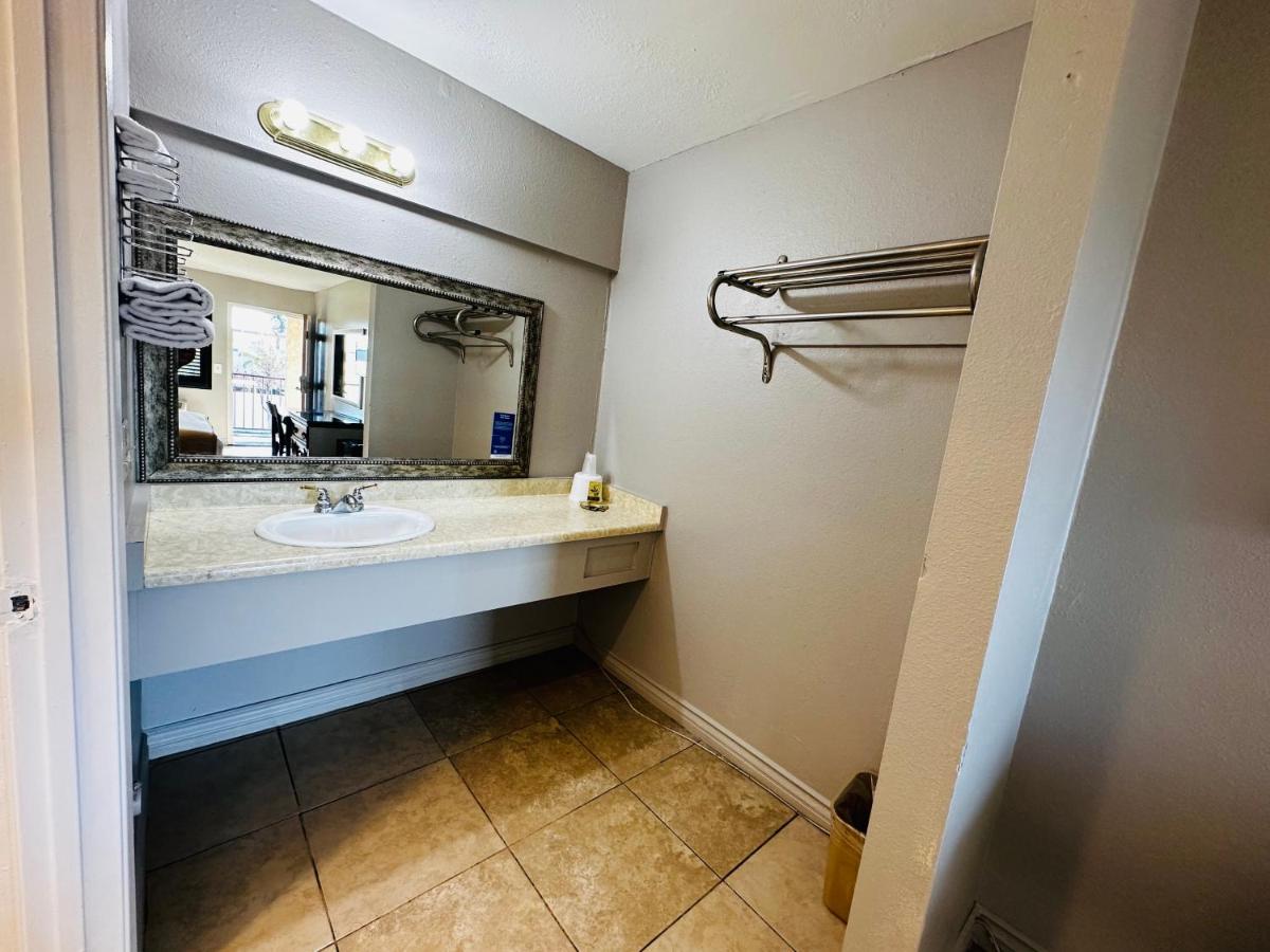 | Royal Inn Motel