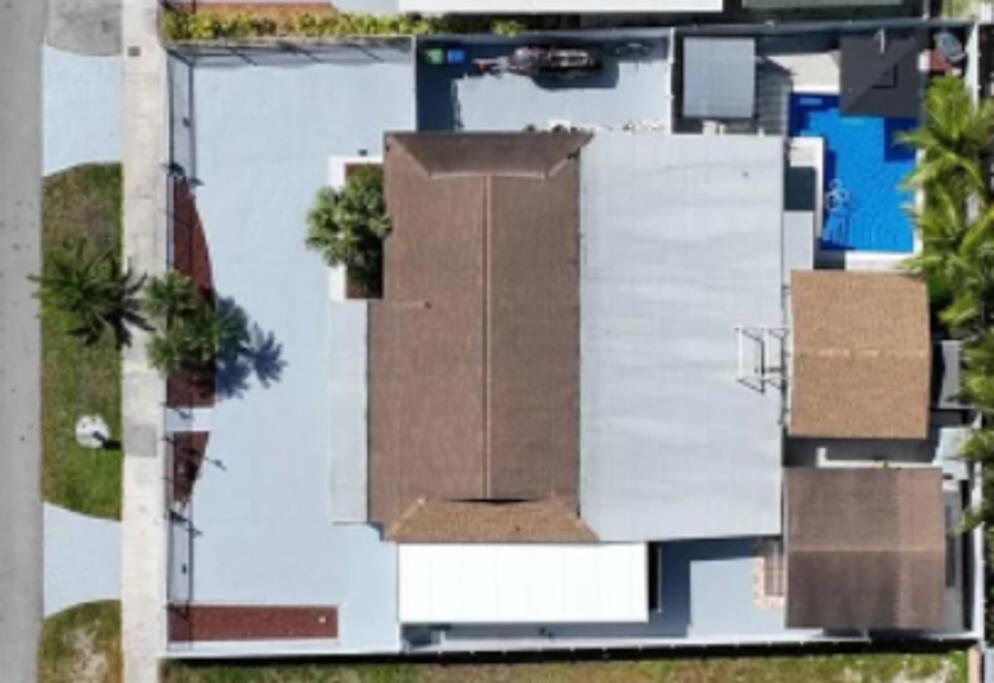 | Pool Party! Villa with Heated Pool, Gym, Jacuzzi, Games & More