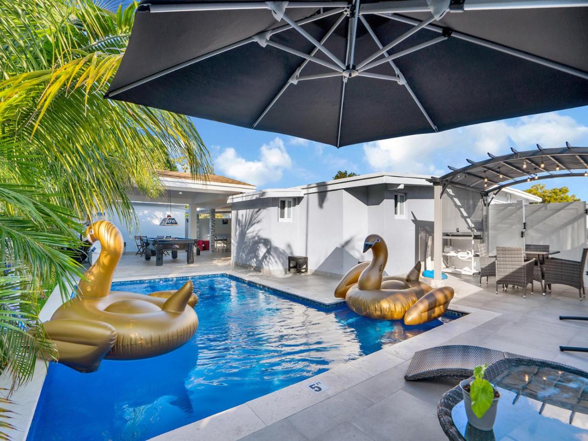 | Pool Party! Villa with Heated Pool, Gym, Jacuzzi, Games & More