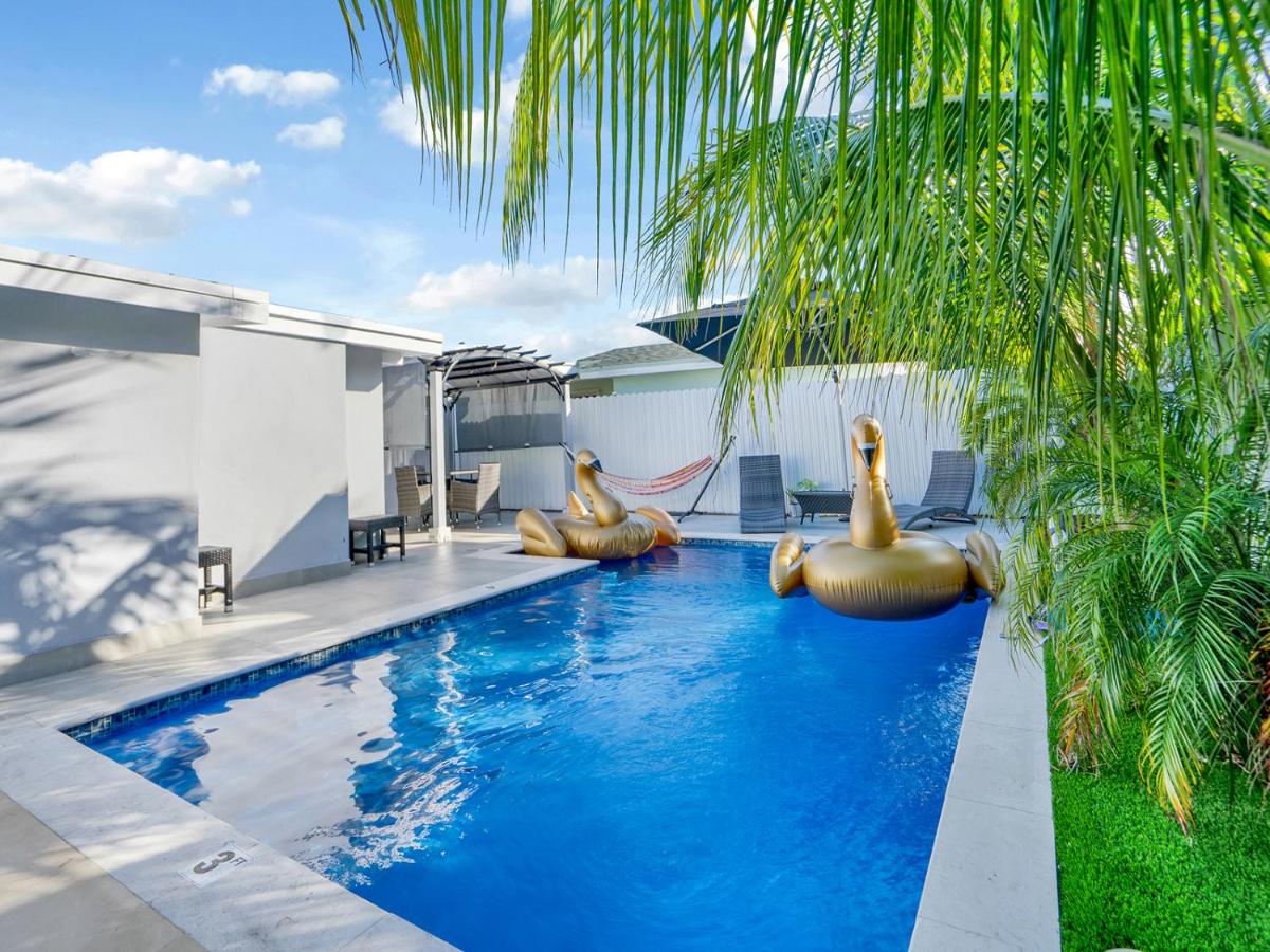 | Pool Party! Villa with Heated Pool, Gym, Jacuzzi, Games & More