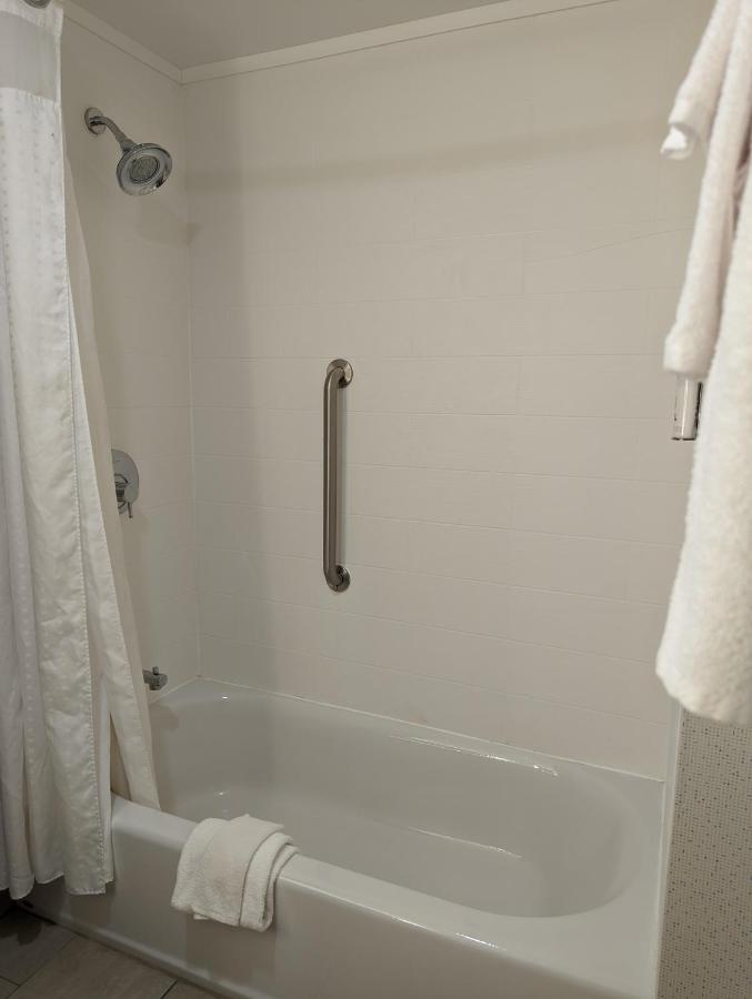 King Room - Mobility Access Tub - Non-Smoking at Holiday Inn Express Lexington East - Winchester by IHG