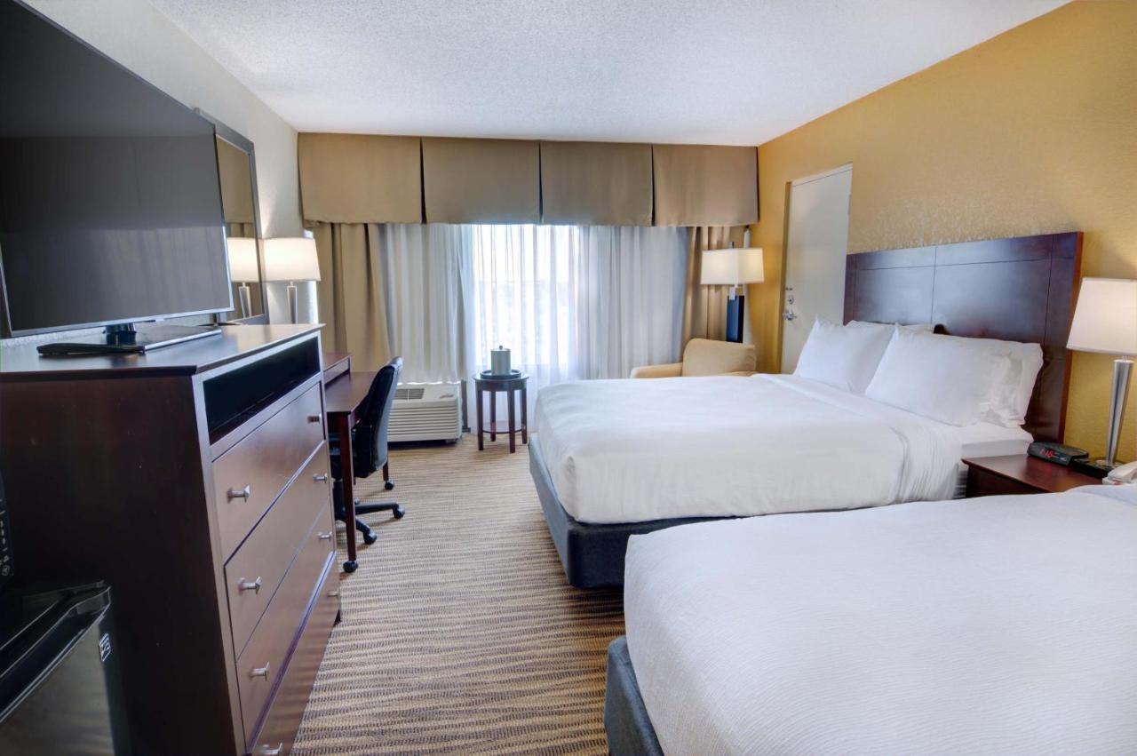 Queen Room with Two Queen Beds - Non-Smoking at Holiday Inn St Petersburg N - Clearwater, an IHG Hotel