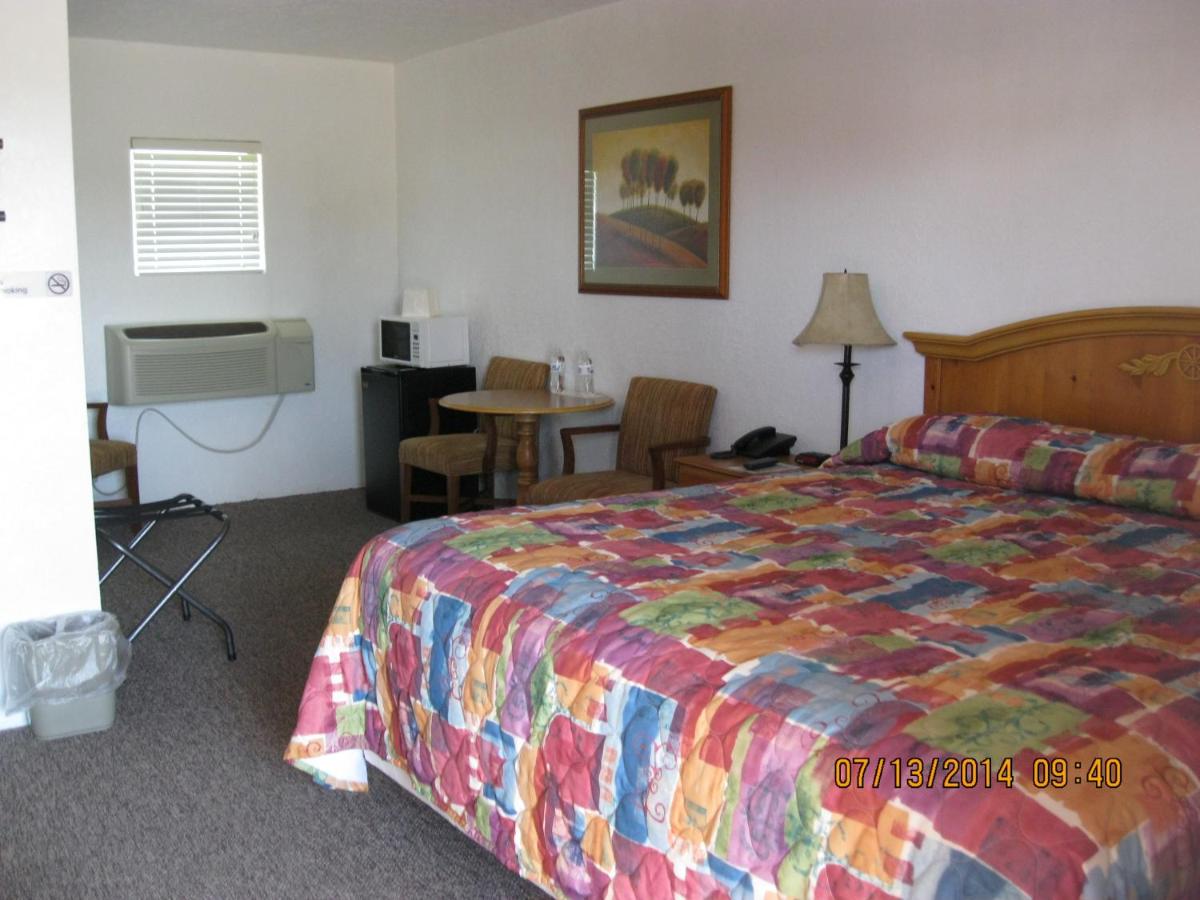 King Room - Non-Smoking at Circle S Lodge