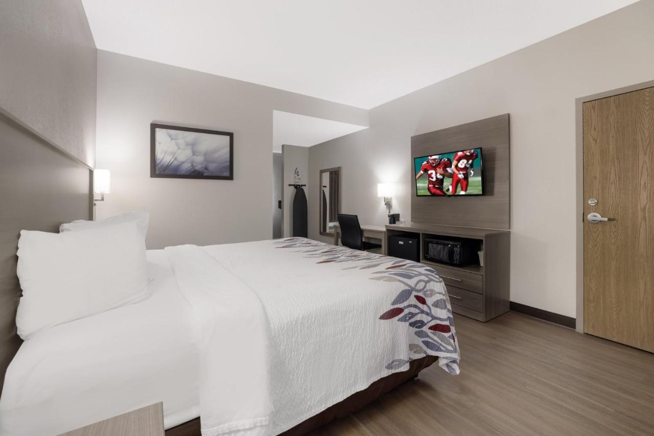 Superior King Room Disability Access Roll-In Shower Non-Smoking at Red Roof Inn Weedsport