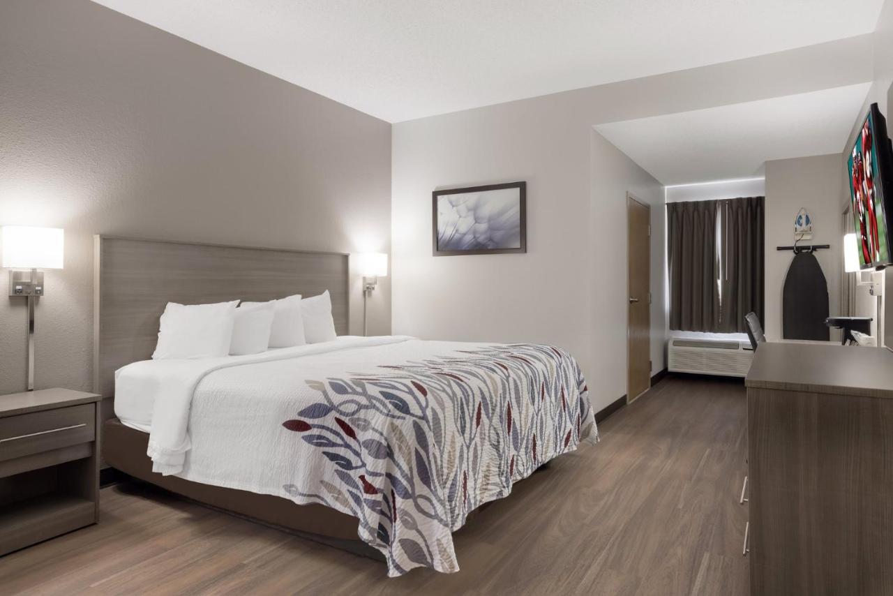 Superior King Room Disability Access Roll-In Shower Non-Smoking at Red Roof Inn Weedsport