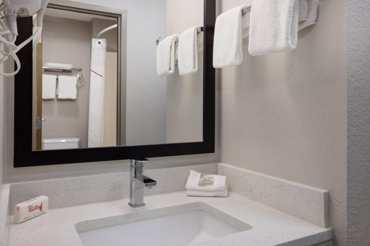 Superior King Room Disability Access Roll-In Shower Non-Smoking at Red Roof Inn Weedsport
