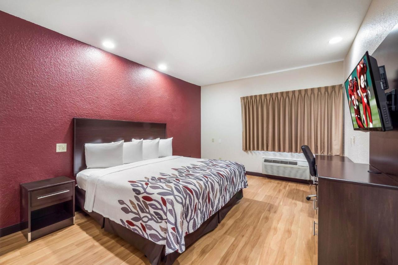 Standard King Room - Disability Access/Roll-In Shower Smoke Free at Red Roof Inn Ocala