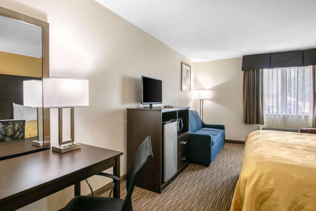 Superior King Suite - Non-Smoking at Quality Inn & Suites Metropolis I-24