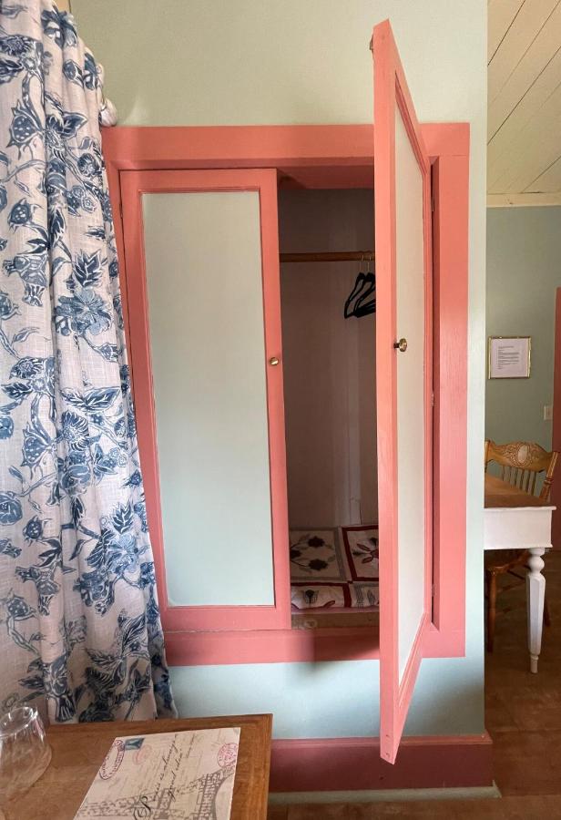 | Carriage House Bed & Breakfast