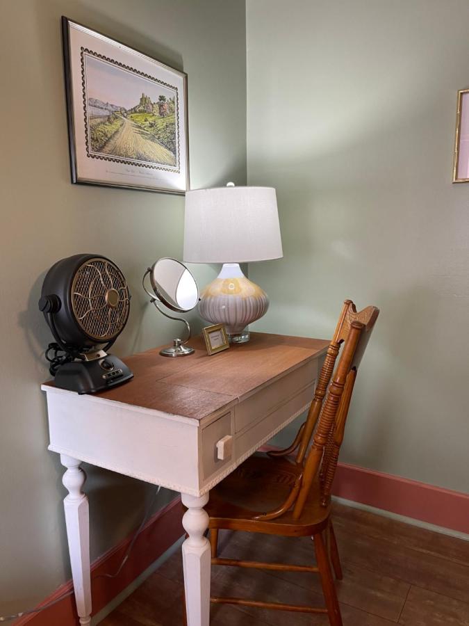 | Carriage House Bed & Breakfast