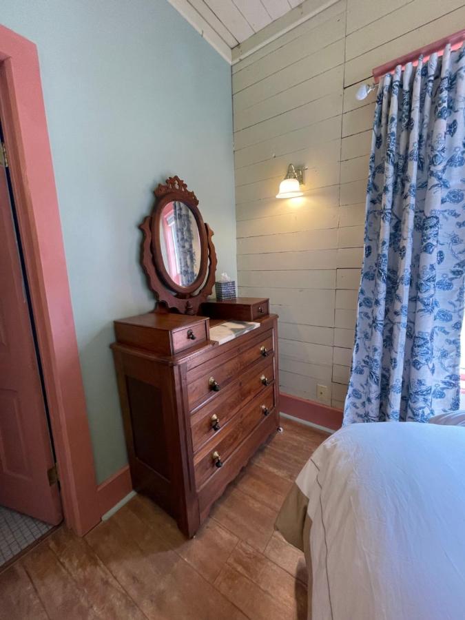 | Carriage House Bed & Breakfast