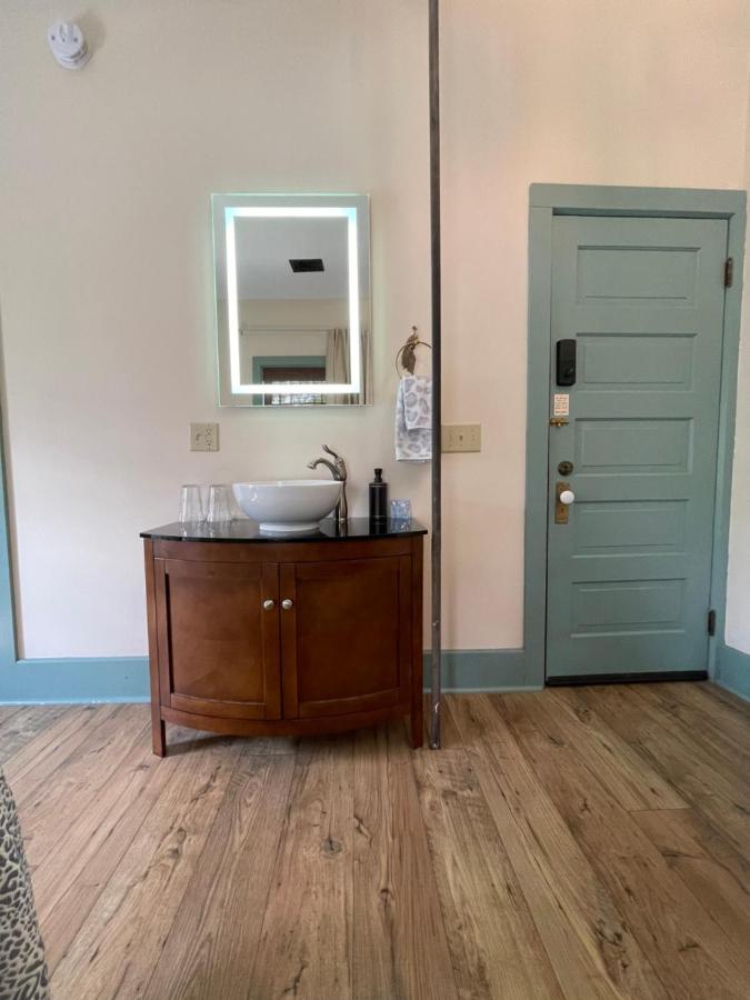 | Carriage House Bed & Breakfast
