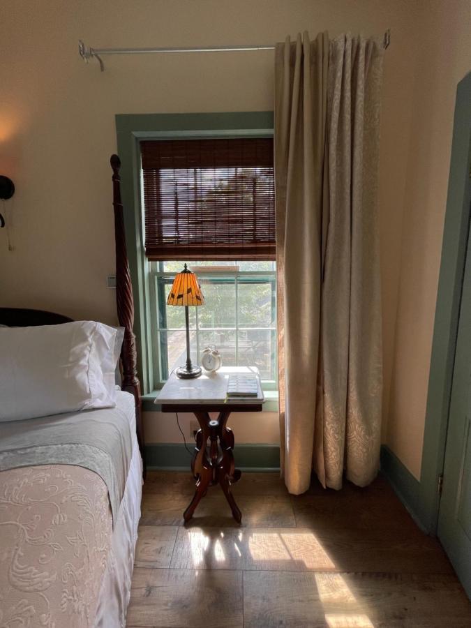 | Carriage House Bed & Breakfast