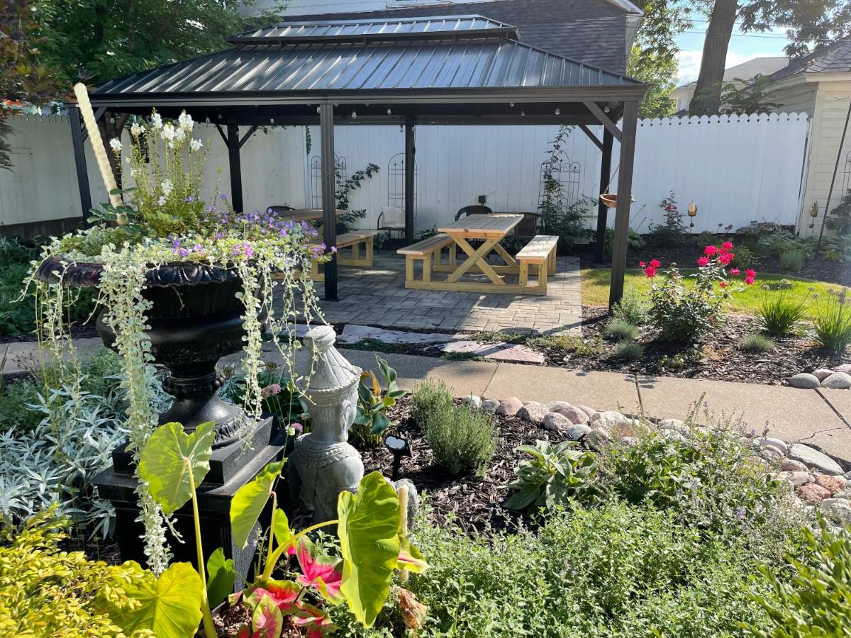 | Carriage House Bed & Breakfast