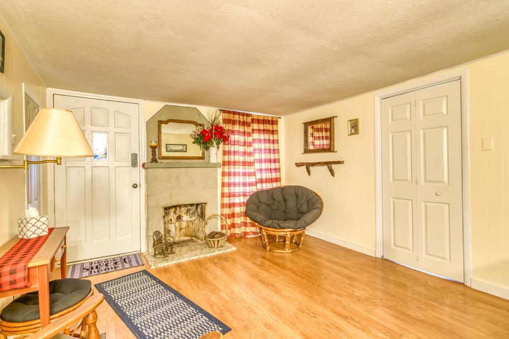 | Cozy Lakefront Cottage Getaway Branson MO.