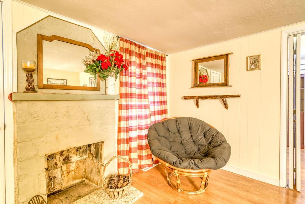 | Cozy Lakefront Cottage Getaway Branson MO.