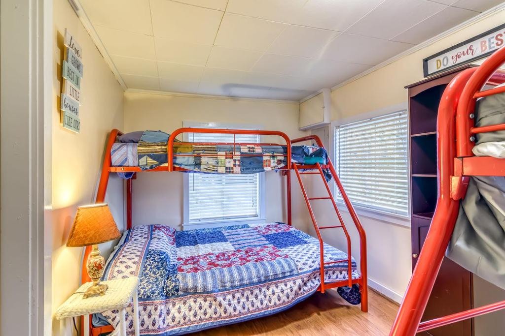 | Cozy Lakefront Cottage Getaway Branson MO.