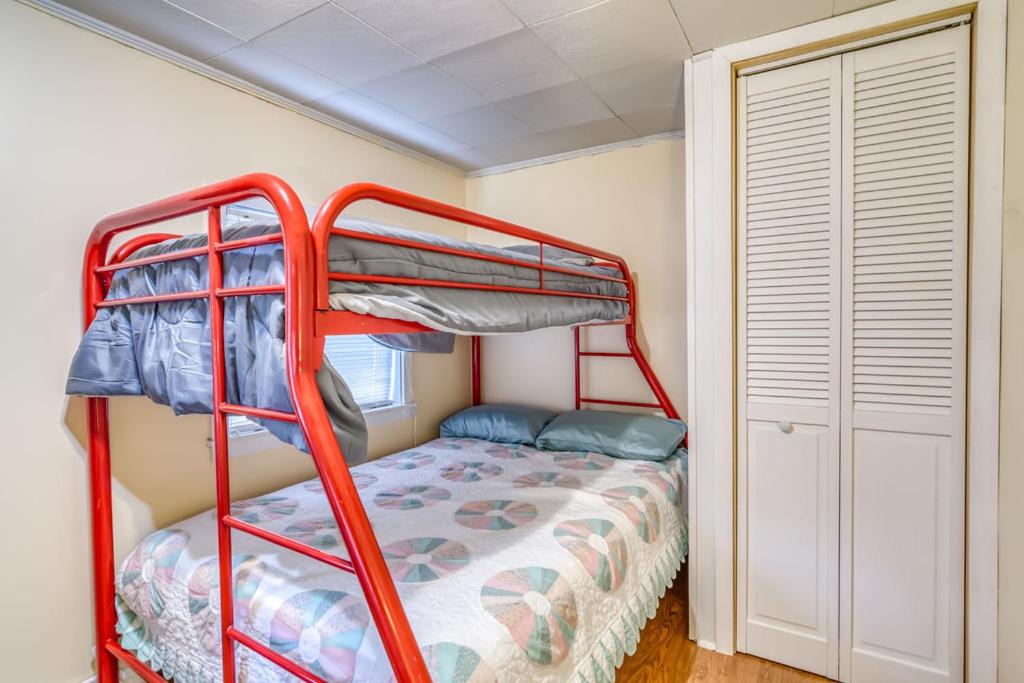 | Cozy Lakefront Cottage Getaway Branson MO.