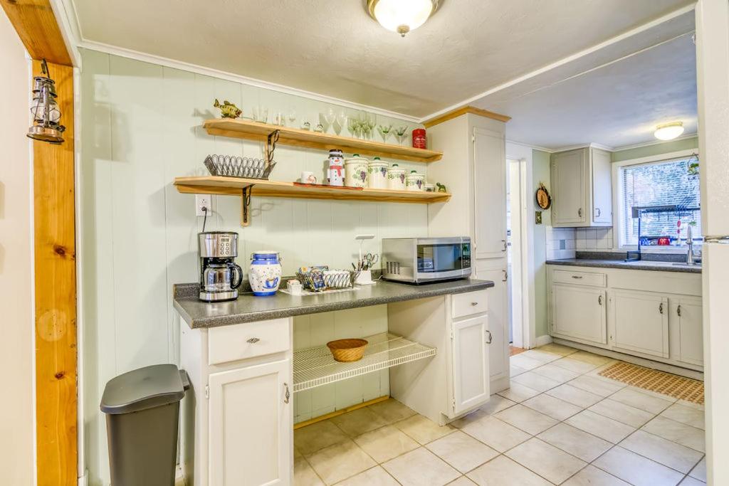 | Cozy Lakefront Cottage Getaway Branson MO.