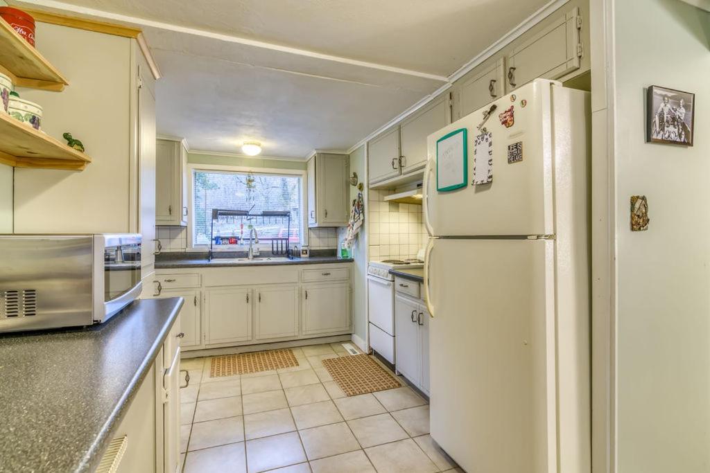 | Cozy Lakefront Cottage Getaway Branson MO.
