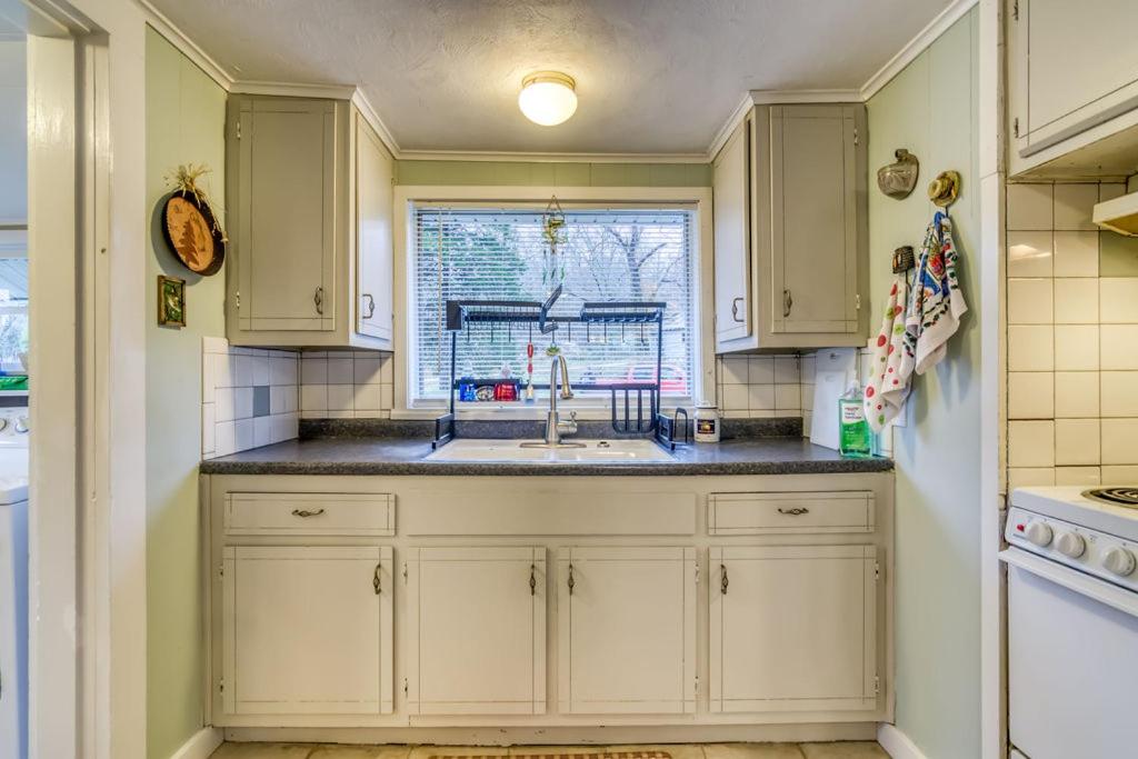 | Cozy Lakefront Cottage Getaway Branson MO.