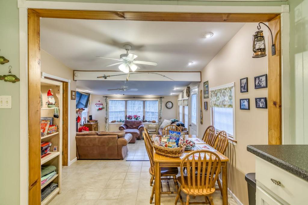  | Cozy Lakefront Cottage Getaway Branson MO.