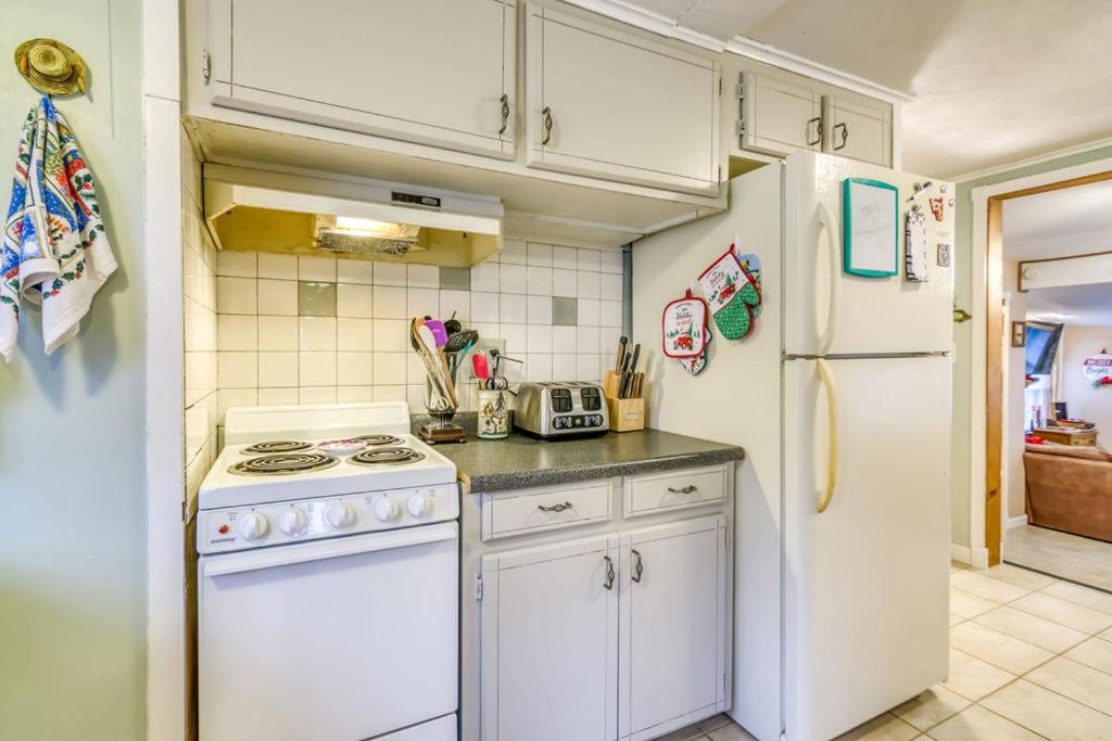 | Cozy Lakefront Cottage Getaway Branson MO.