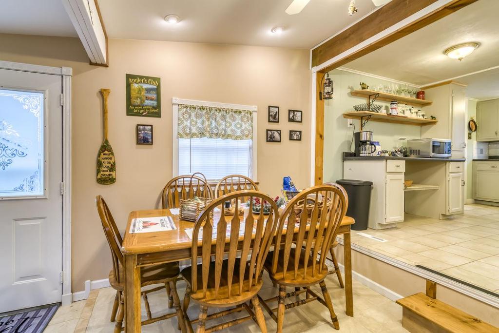 | Cozy Lakefront Cottage Getaway Branson MO.